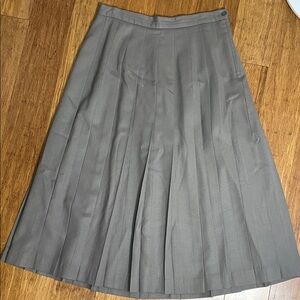 Pleated A-Line Skirt in taupe— Classic Schoolgirl Style, good condition 💯 wool